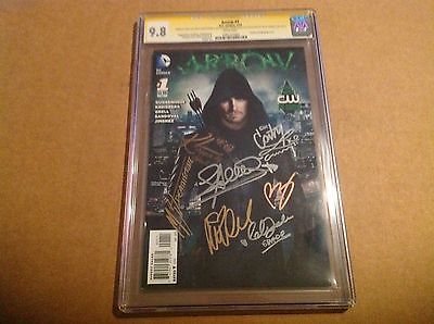 CGC SS 98 Arrow 1 signed by Amell Cassidy Lotz Blackthorne Bennett  2 more